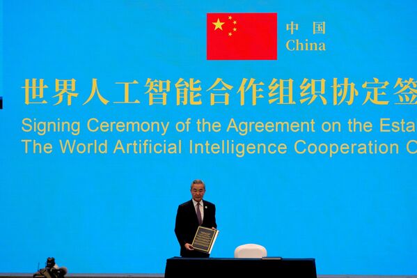 2026年7月16日星期四,上海,世界人工智能大会开幕前夕,中国外交部长王毅率领其他签约方代表签署《世界人工智能合作组织成立协议》。 2026年7月16日星期四,上海,世界人工智能大会开幕前夕,中国外交部长王毅率领其他签约方代表签署《世界人工智能合作组织成立协议》。 - 俄罗斯卫星通讯社