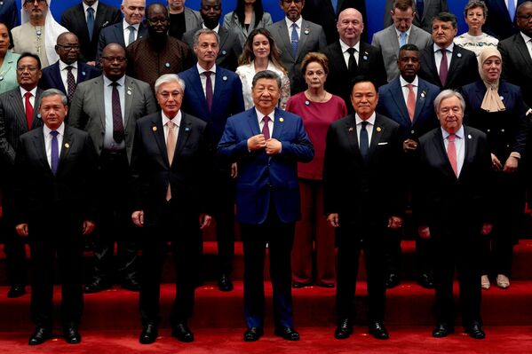 2026年7月17日,上海,世界人工智能大会开幕前,柬埔寨首相洪玛奈、哈萨克斯坦总统托卡耶夫、中国国家主席习近平、泰国总理阿努廷、联合国秘书长古特雷斯(从左至右)就位合影。 2026年7月17日,上海,世界人工智能大会开幕前,柬埔寨首相洪玛奈、哈萨克斯坦总统托卡耶夫、中国国家主席习近平、泰国总理阿努廷、联合国秘书长古特雷斯(从左至右)就位合影。 - 俄罗斯卫星通讯社