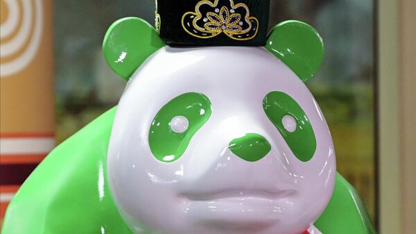 2026年4月，喀山动物园举行仪式，为成都赠送的大熊猫雕塑“阿尤”揭幕 - 俄罗斯卫星通讯社