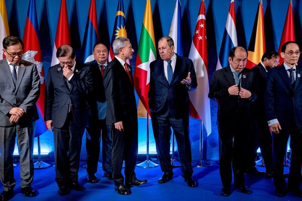 在菲律宾国际会议中心举行的东盟外长会议期间,新加坡外长维文在东盟与俄罗斯部长级会议合影前与俄罗斯外长拉夫罗夫交谈。 在菲律宾国际会议中心举行的东盟外长会议期间,新加坡外长维文在东盟与俄罗斯部长级会议合影前与俄罗斯外长拉夫罗夫交谈。 - 俄罗斯卫星通讯社