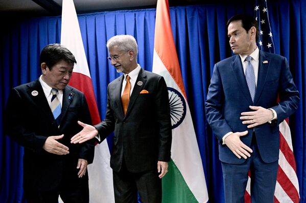 日本外相茂木敏充(左)与印度外长苏杰生(中)握手,美国国务卿鲁比奥在一旁观看。 日本外相茂木敏充(左)与印度外长苏杰生(中)握手,美国国务卿鲁比奥在一旁观看。 - 俄罗斯卫星通讯社