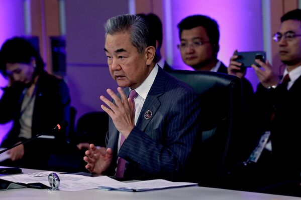 中国外长王毅(中)在东盟与中国部长级会议开幕致辞中发言。 中国外长王毅(中)在东盟与中国部长级会议开幕致辞中发言。 - 俄罗斯卫星通讯社