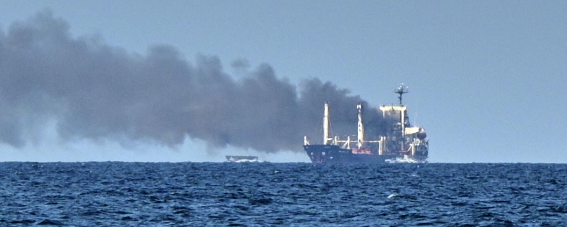一艘干货船在敖德萨附近黑海海域遭导弹袭击后升起浓烟 - 俄罗斯卫星通讯社, 1920, 22.07.2026