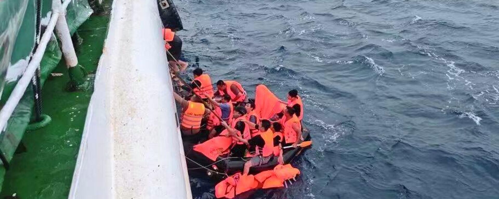 越南籍船舶南海遇險沈沒，中方已救起45人 - 俄羅斯衛星通訊社, 1920, 26.07.2026