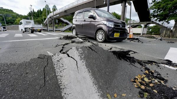 因强震而开裂的沥青路面，日本九州岛。 - 俄罗斯卫星通讯社