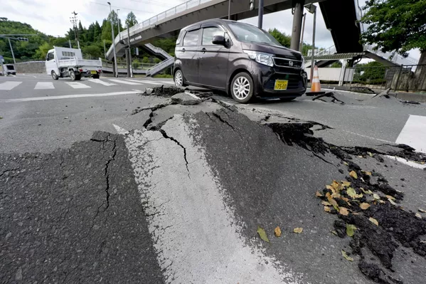 车辆驶过一段受损路面,摄于熊本县冰川町。 车辆驶过一段受损路面,摄于熊本县冰川町。 - 俄罗斯卫星通讯社