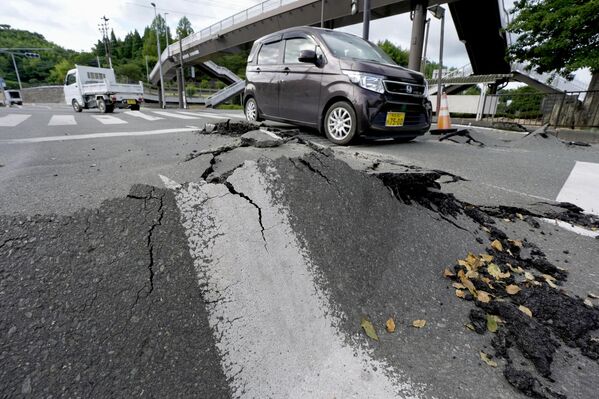 車輛駛過一段受損路面，攝於熊本縣冰川町。 - 俄羅斯衛星通訊社