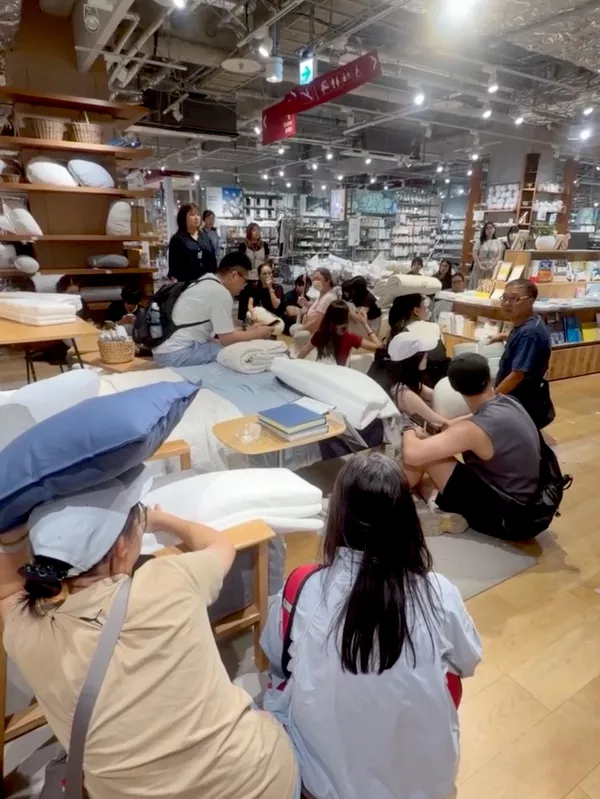 民众在熊本市一家无印良品店内躲避,截取自社交媒体视频。 民众在熊本市一家无印良品店内躲避,截取自社交媒体视频。 - 俄罗斯卫星通讯社