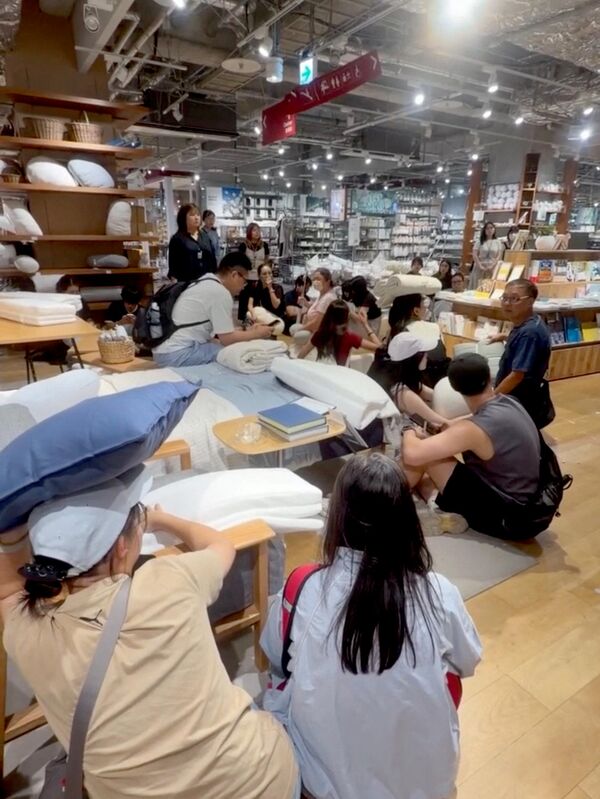 民眾在熊本市一家無印良品店內躲避，截取自社交媒體視頻。 - 俄羅斯衛星通訊社