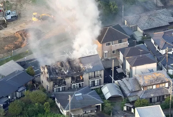 航空视角显示,熊本县八代市一栋住宅楼在地震后起火。 航空视角显示,熊本县八代市一栋住宅楼在地震后起火。 - 俄罗斯卫星通讯社