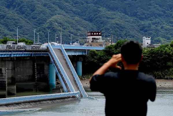 民众正在查看在地震中受损的桥梁,摄于熊本县八代市。 民众正在查看在地震中受损的桥梁,摄于熊本县八代市。 - 俄罗斯卫星通讯社