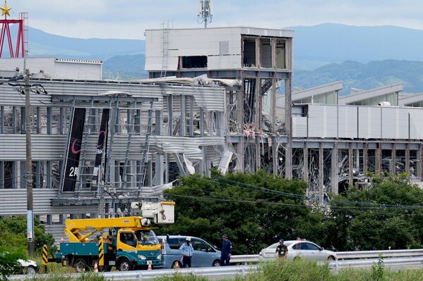 因地震後爆炸而受損的永旺購物中心，攝於熊本縣嘉島町。 - 俄羅斯衛星通訊社