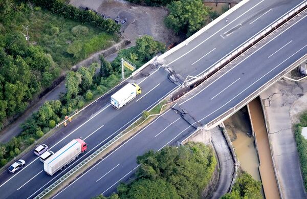 航空視角顯示受損的九州高速公路，攝於熊本縣八代市。 - 俄羅斯衛星通訊社