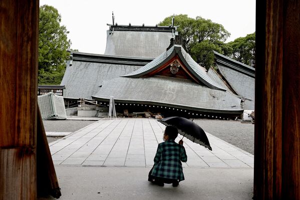 八代神社倒塌的拜殿，攝於熊本縣八代市。 - 俄羅斯衛星通訊社