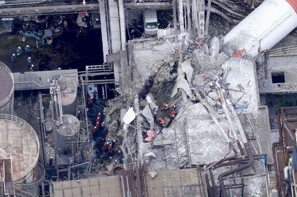 無人機視角顯示救援人員在日本制紙工廠進行作業，攝於熊本縣八代市。 - 俄羅斯衛星通訊社