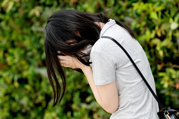 一位女子在受损的永旺购物中心附近哭泣。 一位女子在受损的永旺购物中心附近哭泣。 - 俄罗斯卫星通讯社