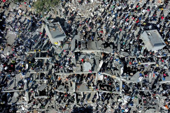 2026年8月10日（周一），哥伦比亚卡利发生地震，居民与救援人员在废墟中搜救。 - 俄罗斯卫星通讯社