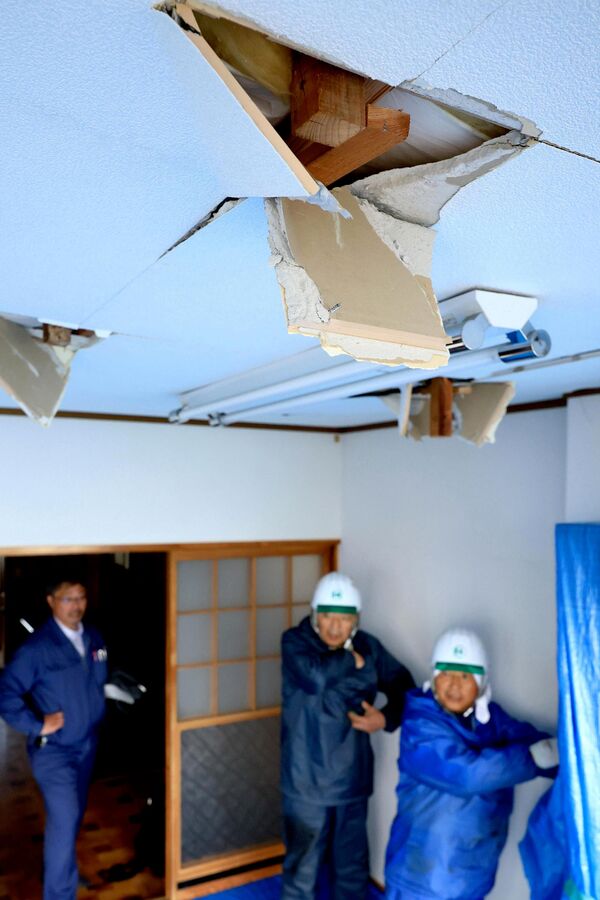2026年4月21日，即地震发生次日，日本列岛北部太平洋沿岸青森县八户市一处民宅天花板因强震受损。4月20日下午4时53分许，日本列岛北部太平洋沿岸三陆近海发生地震。据日本气象厅测定，震源深度约19公里，震级为里氏7.7级。北海道、青森县及岩手县太平洋沿岸已发布海啸预警。 - 俄罗斯卫星通讯社
