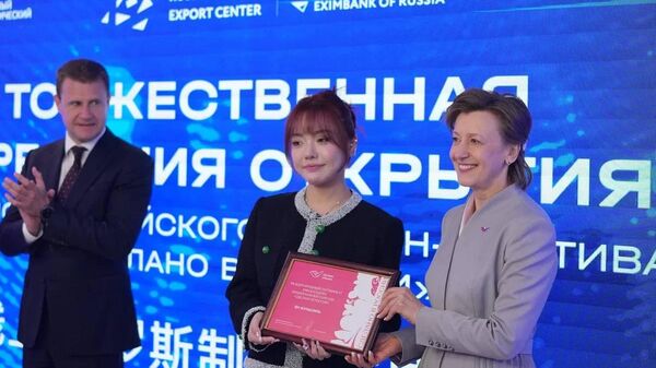 中国博主“蛋蛋”在东方经济论坛上开启俄罗斯商品直播 - 俄罗斯卫星通讯社
