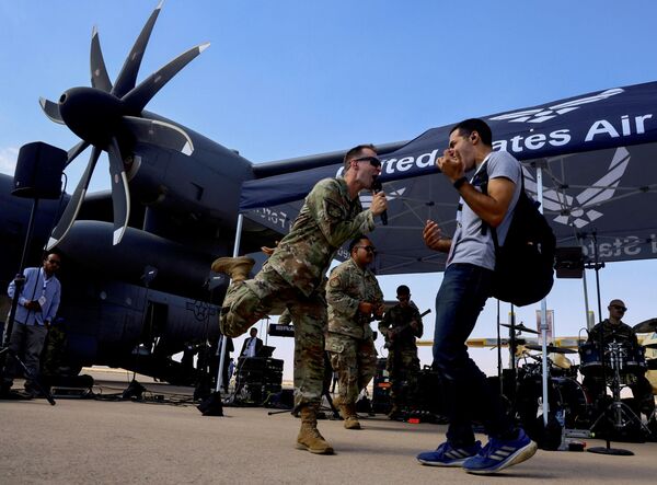 美国空军人员在一架C-130“大力神”运输机旁演唱 - 俄罗斯卫星通讯社