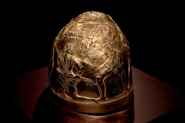 2014年4月4日,阿姆斯特丹阿拉德·皮爾遜歷史博物館展出的公元前4世紀斯基泰黃金頭盔。 2014年4月4日,阿姆斯特丹阿拉德·皮爾遜歷史博物館展出的公元前4世紀斯基泰黃金頭盔。 - 俄羅斯衛星通訊社