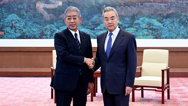 王毅会见日本国际贸易促进协会会长岩屋毅 - 俄罗斯卫星通讯社
