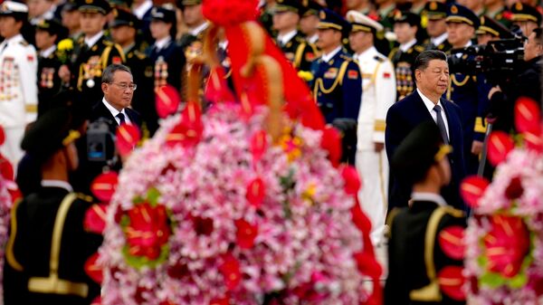 习近平等党和国家领导人向人民英雄敬献花篮 - 俄罗斯卫星通讯社