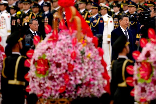 习近平等党和国家领导人出席烈士纪念日向人民英雄敬献花篮仪式 - 俄罗斯卫星通讯社