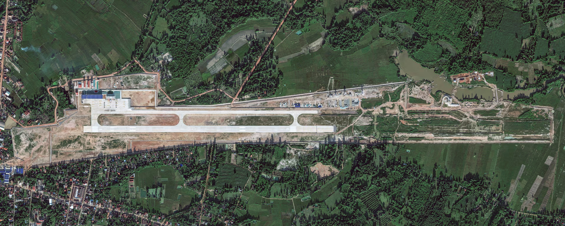 衛星圖像：中老班根機場聯合保障和訓練中心出現攻擊機與軍用車輛 - 俄羅斯衛星通訊社, 1920, 07.10.2026