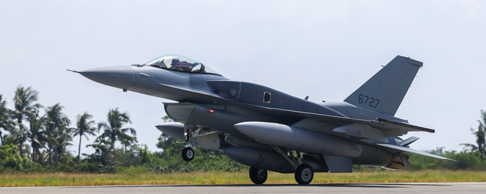 台灣接收兩架美國F-16V戰鬥機，中國外交部：中方堅決反對美對台出售武器的立場一貫明確 - 俄羅斯衛星通訊社, 1920, 07.10.2026