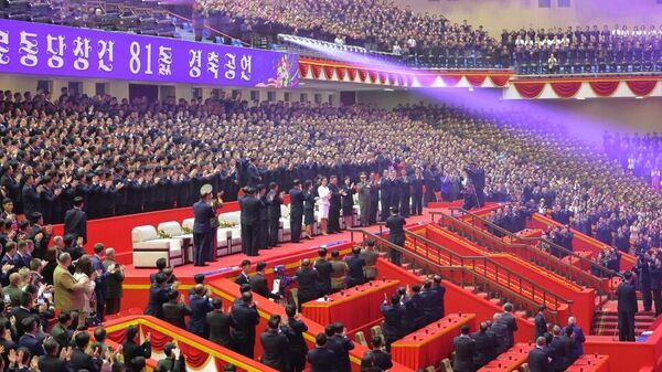 朝鲜庆祝建党81周年，金正恩携妻女观演 - 俄罗斯卫星通讯社
