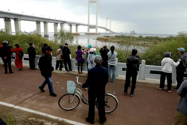 居民们围观中朝新鸭绿江大桥 - 俄罗斯卫星通讯社