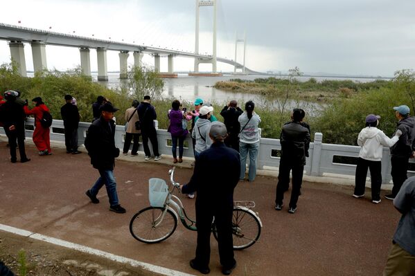 居民们围观中朝新鸭绿江大桥 居民们围观中朝新鸭绿江大桥 - 俄罗斯卫星通讯社
