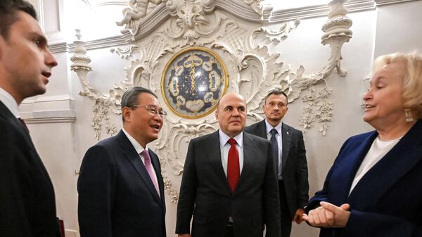 俄罗斯总理米舒斯京与中国国务院总理李强一同参观了叶卡捷琳娜宫 - 俄罗斯卫星通讯社