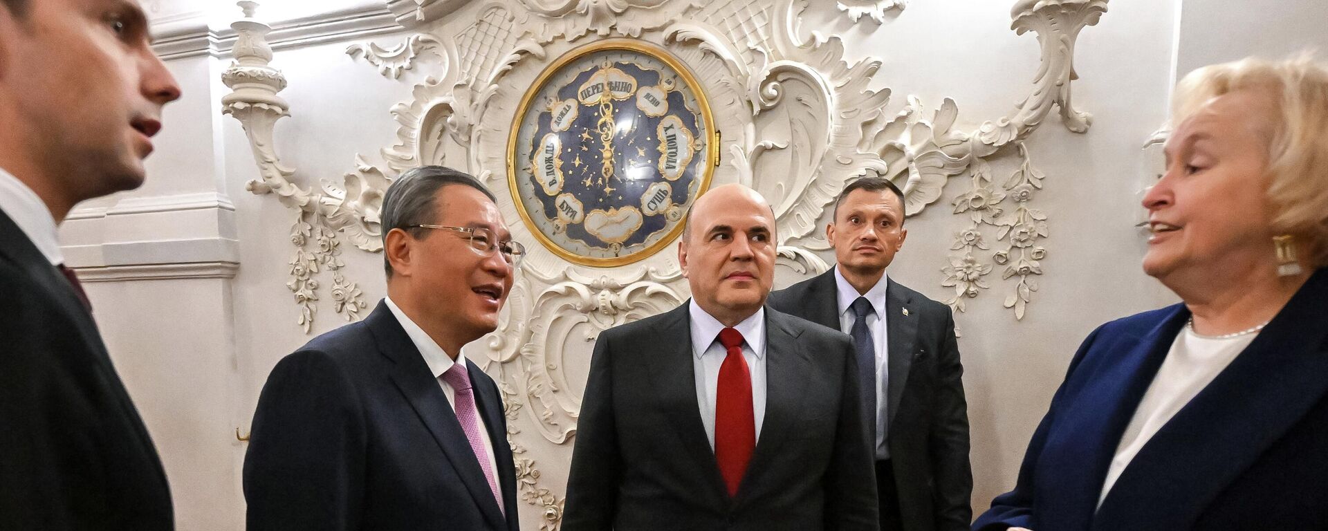 俄罗斯总理米舒斯京与中国国务院总理李强一同参观了叶卡捷琳娜宫 - 俄罗斯卫星通讯社, 1920, 21.10.2026