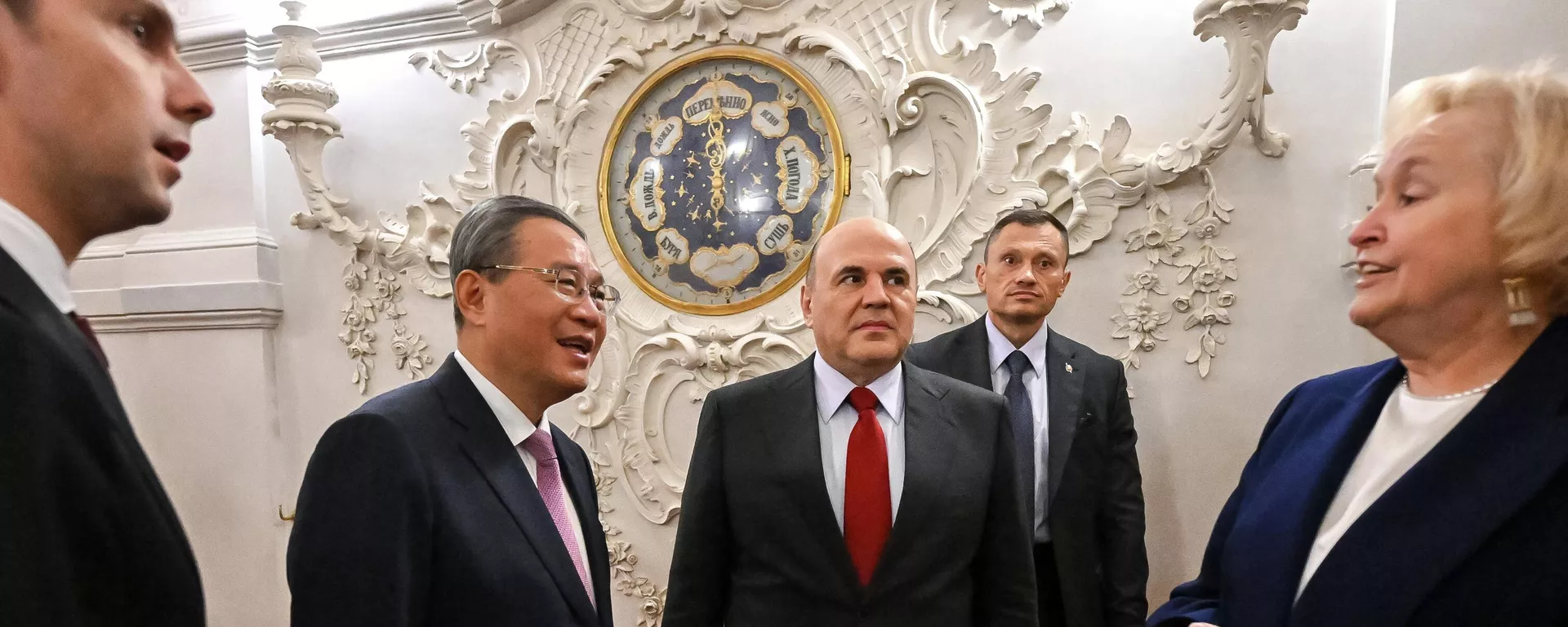 俄罗斯总理米舒斯京与中国国务院总理李强一同参观了叶卡捷琳娜宫 - 俄罗斯卫星通讯社, 1920, 21.10.2026