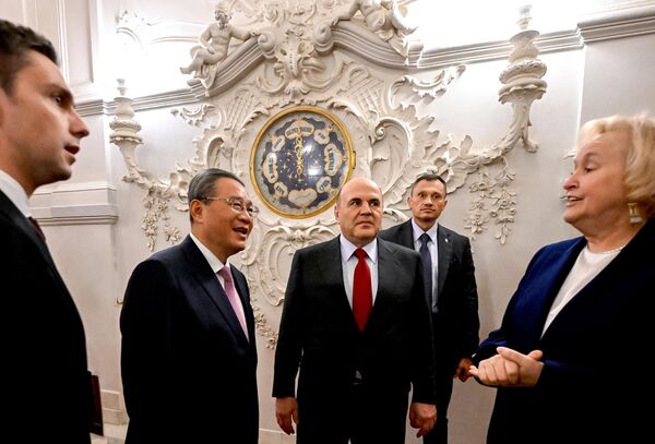 10月20日，俄罗斯总理米哈伊尔·米舒斯京与中国国务院总理李强在圣彼得堡“皇村”博物馆保护区参观叶卡捷琳娜宫。 - 俄罗斯卫星通讯社