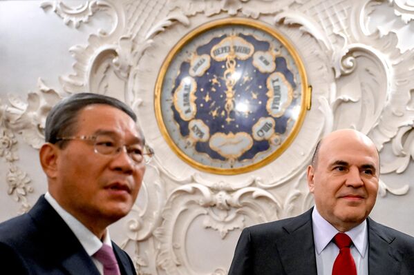 10月20日，俄罗斯总理米哈伊尔·米舒斯京与中国国务院总理李强在圣彼得堡“皇村”博物馆保护区参观叶卡捷琳娜宫。 - 俄罗斯卫星通讯社