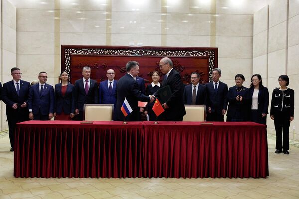 俄罗斯联邦最高法院院长克拉斯诺夫和中华人民共和国最高人民法院院长张军签署合作协议 俄罗斯联邦最高法院院长克拉斯诺夫和中华人民共和国最高人民法院院长张军签署合作协议 - 俄罗斯卫星通讯社