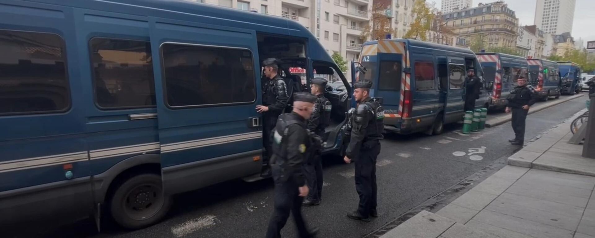 巴黎商戶封窗迎抗議，共和國廣場周邊將實施宵禁 - 俄羅斯衛星通訊社, 1920, 24.10.2026