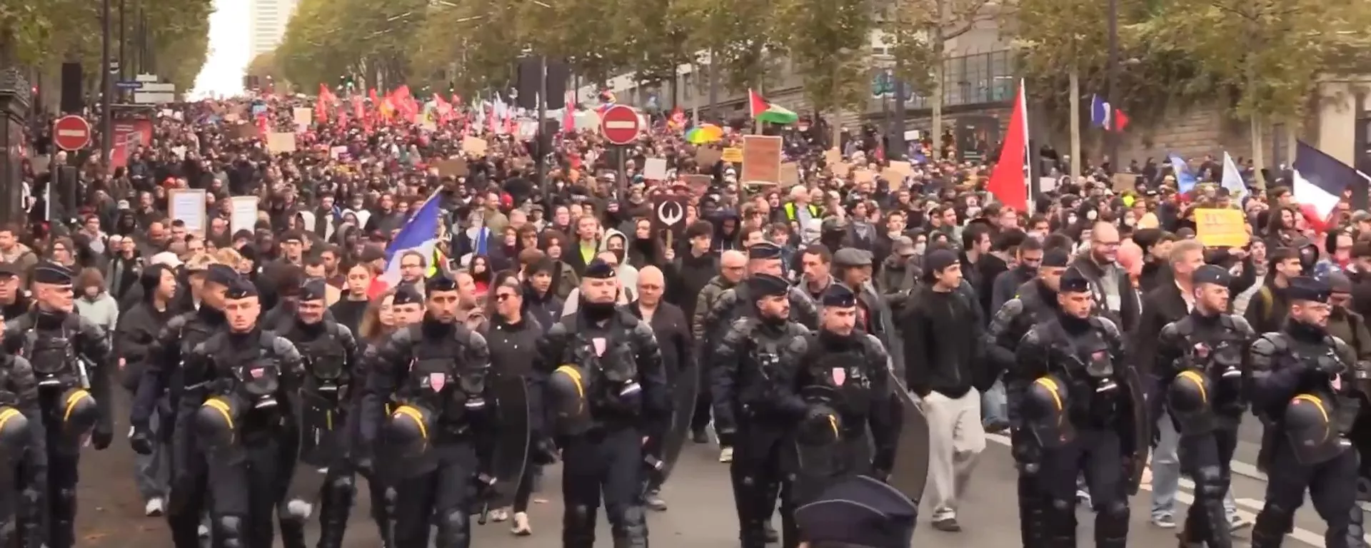 法国部署7万警力应对抗议，巴黎数千人重返街头 - 俄罗斯卫星通讯社, 1920, 24.10.2026