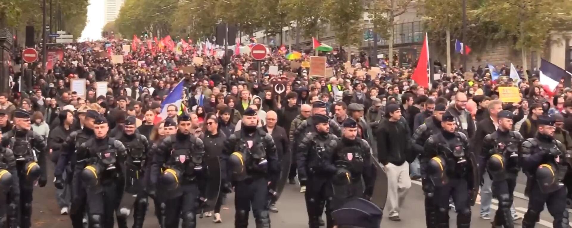 法国部署7万警力应对抗议，巴黎数千人重返街头 - 俄罗斯卫星通讯社, 1920, 24.10.2026