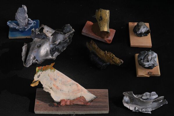 莉娜·朱尼展示了她創作的藝術作品，這些作品由她從以軍彈藥殘骸中收集到的碎片製成。 - 俄羅斯衛星通訊社
