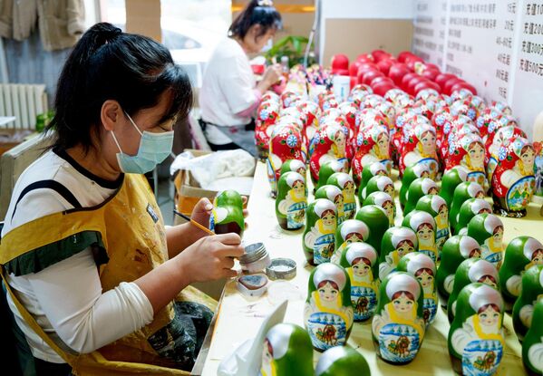 中國東北一面坡鎮的套娃生產。 中國東北一面坡鎮的套娃生產。 - 俄羅斯衛星通訊社