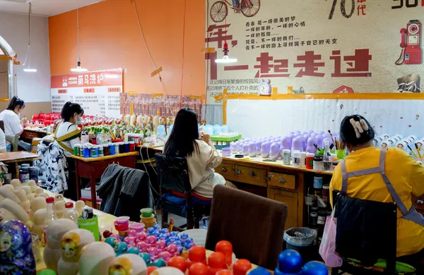 中国东北一面坡镇的套娃生产。 中国东北一面坡镇的套娃生产。 - 俄罗斯卫星通讯社