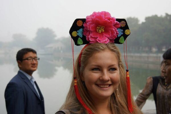 俄羅斯女子試用中國傳統頭飾 - 俄羅斯衛星通訊社