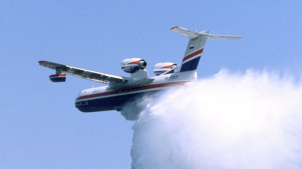 俄紧急情况部Be-200飞机向印尼森林大火投下约500吨水 - 俄罗斯卫星通讯社