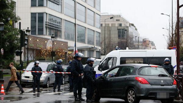 巴黎警方驱散移民帐篷营地 - 俄罗斯卫星通讯社