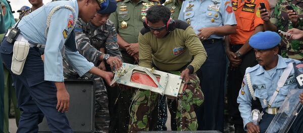中國專家確認失事亞航飛機的自記器已被撈上水面 - 俄羅斯衛星通訊社