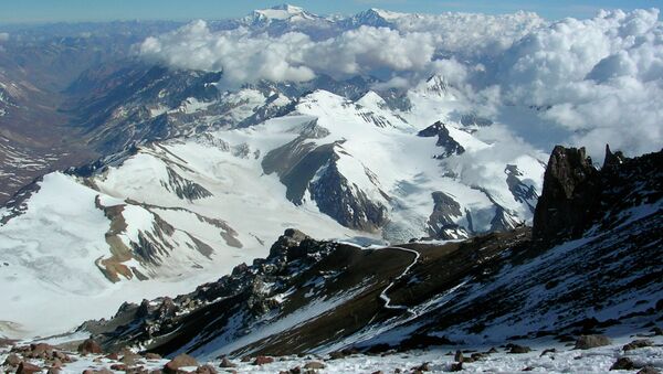 俄罗斯登山者在美洲最高峰升起胜利旗帜 - 俄罗斯卫星通讯社